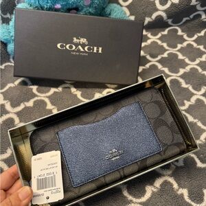 NWT Coach Women’s wallet with gift box